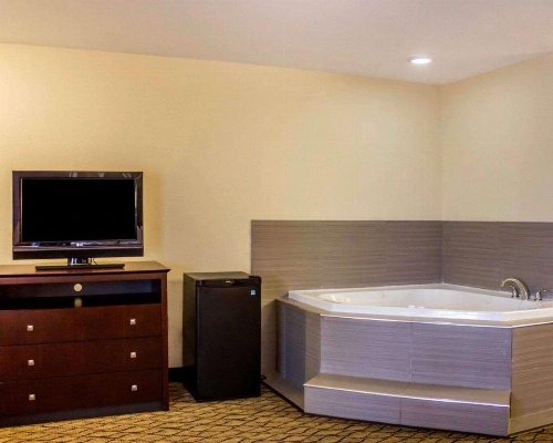 Quality Inn Waterbury image 5